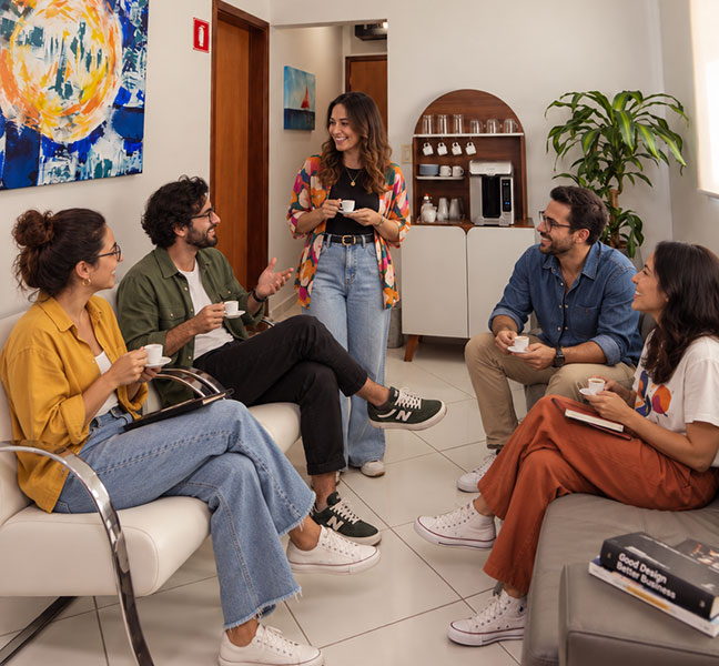 Profissionais compartilhando ideias em um ambiente do Eccolo Coworking Criativo