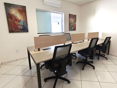 Estações de trabalho do Eccolo Coworking em São Carlos