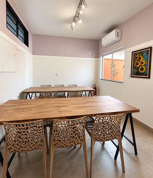 Mesa compartilhada em coworking no Eccolo em São Carlos