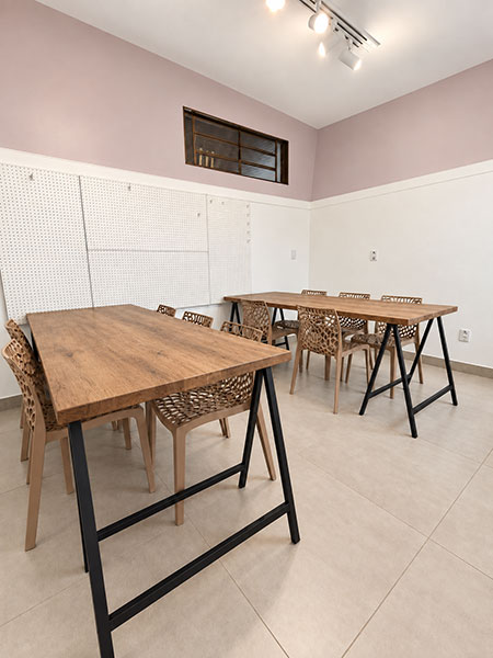 Mesa compartilhada em coworking no Eccolo em São Carlos